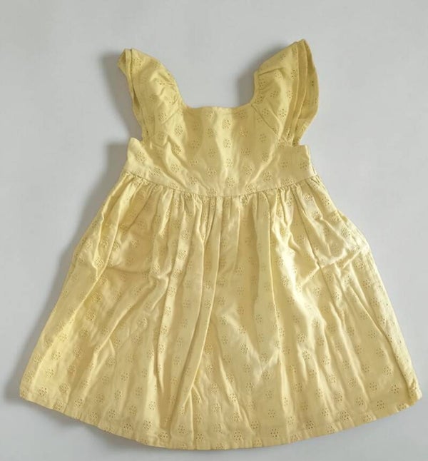 Robe été jaune avec sa culotte, taille 18 mois. Kiabi.
