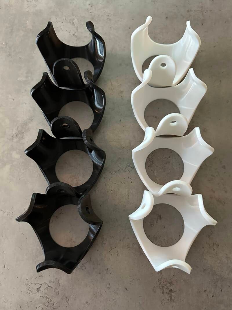 TPU-muovista katosta roikkuvat telineet pistorasioille