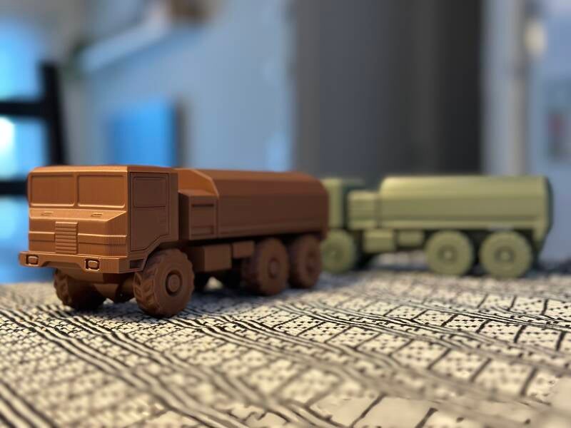 Itse 3D-mallinnettu ja -tulostettu maastokuorma-auto. Pyörivät renkaat.