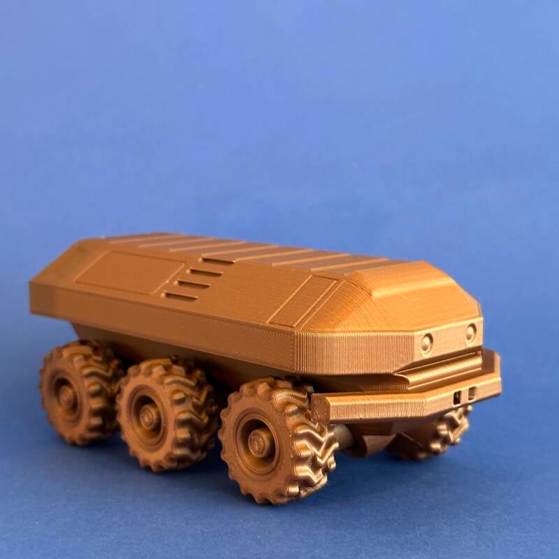 Itse 3D-mallinnettu ja -tulostettu SCIFI-ajoneuvo. Pyörivät renkaat.