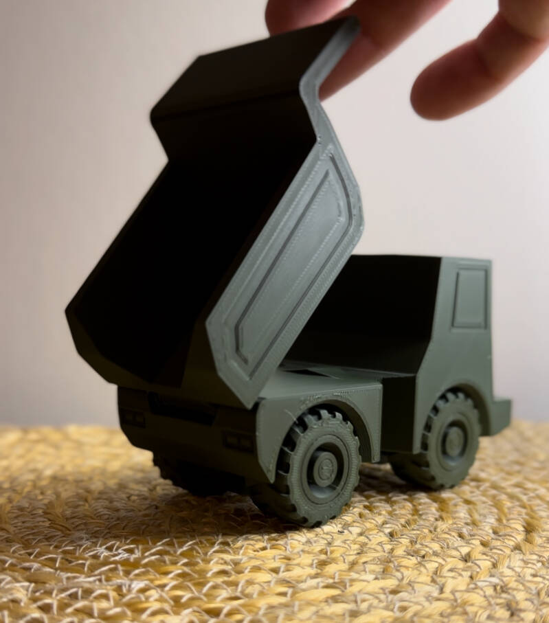 Itse 3D-mallinnettu ja -tulostettu lelu kuorma-auto. Liikkuva kippilava ja renkaat