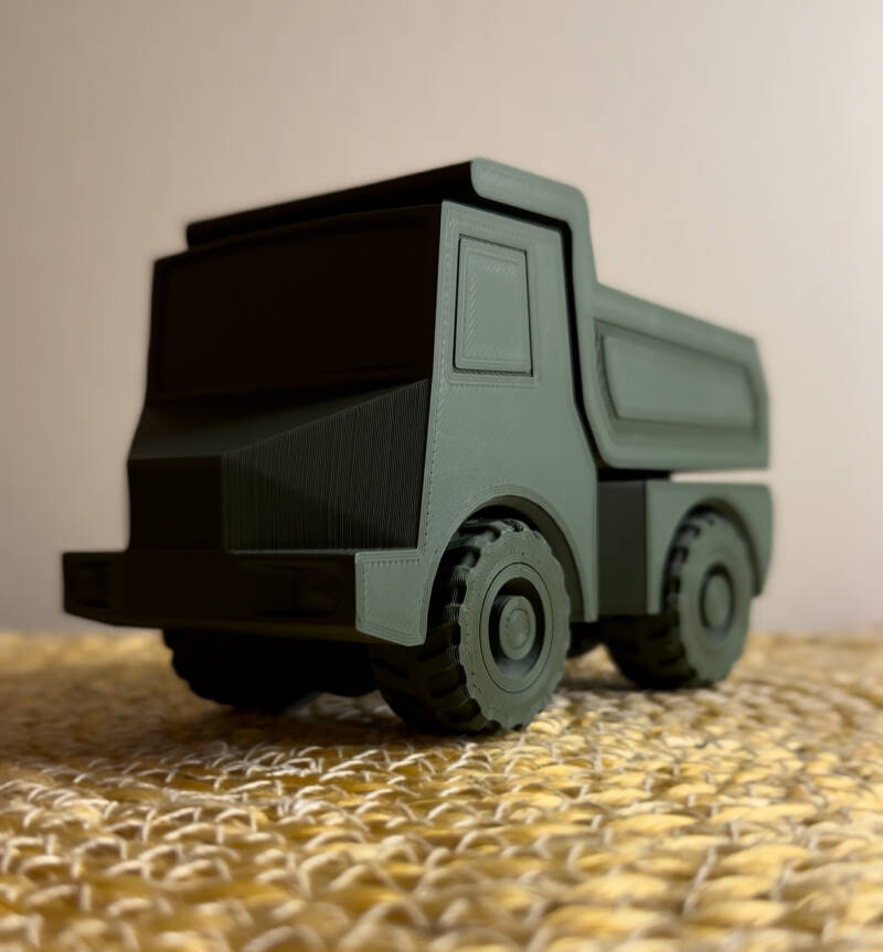 Itse 3D-mallinnettu ja -tulostettu lelu kuorma-auto. Liikkuva kippilava ja renkaat