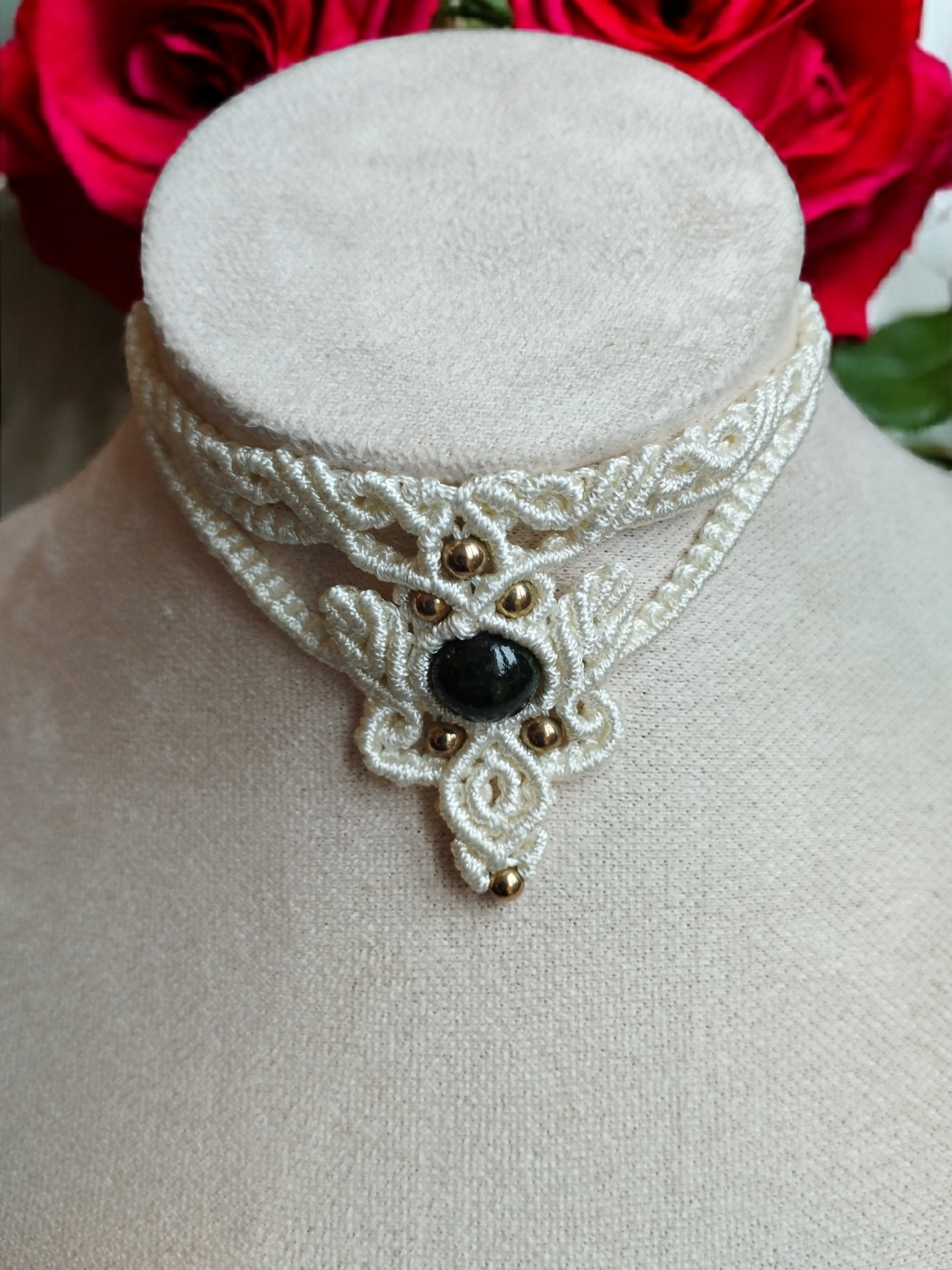 Collier elfique en macramé crème Eudialyte
