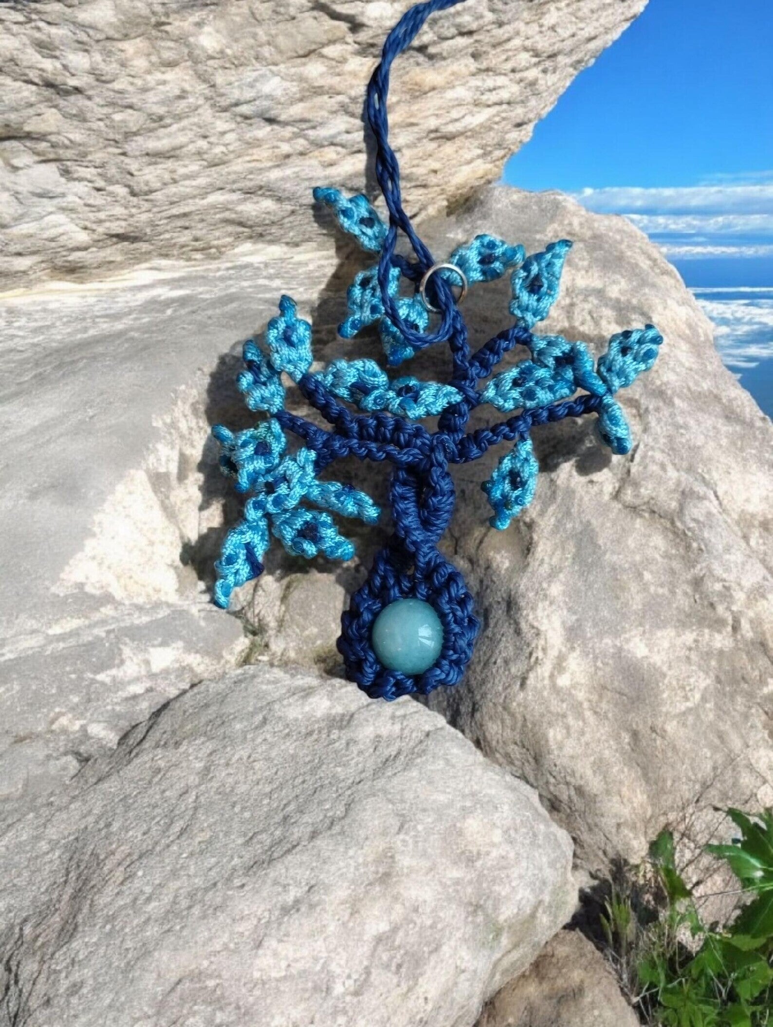 Collier elfique Arbre de Vie bleu en macramé – Bijou d’ancrage artisanal avec pierre bleue – Cadeau de Noël