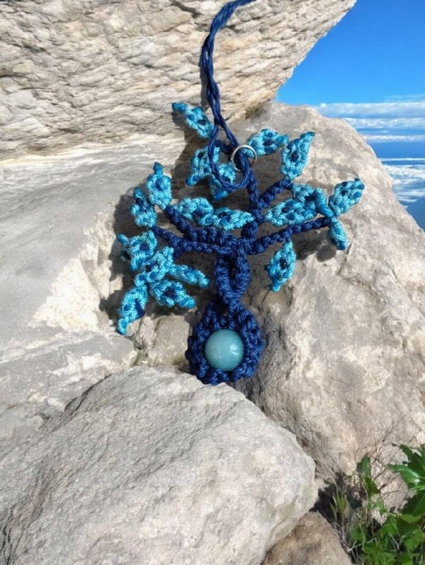 Collier elfique Arbre de Vie bleu en macramé – Bijou d’ancrage artisanal avec pierre bleue – Cadeau de Noël
