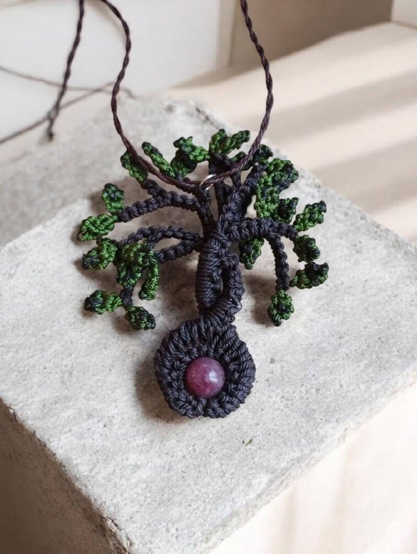 Collier Arbre de Vie en macramé vert et brun – Bijou d’ancrage artisanal avec pierre rose – Cadeau de Noël