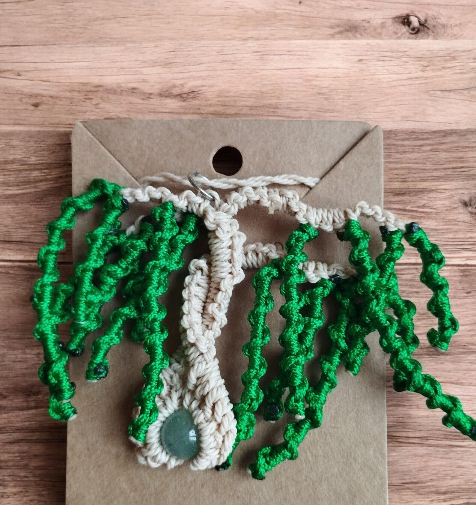 Collier saule pleureur en macramé – Bijou artisanal nature avec pierre verte – Cadeau de Noël