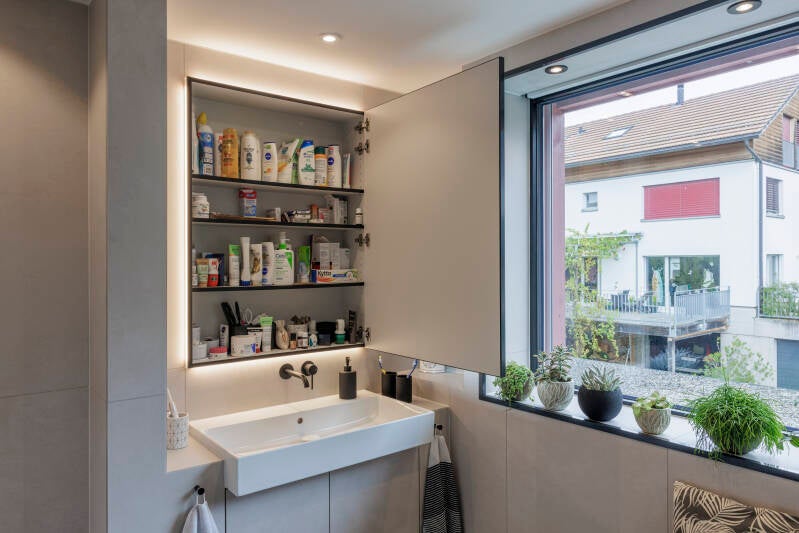 badezimmerumbau-15-spiegelschrank-offen-standard.jpg