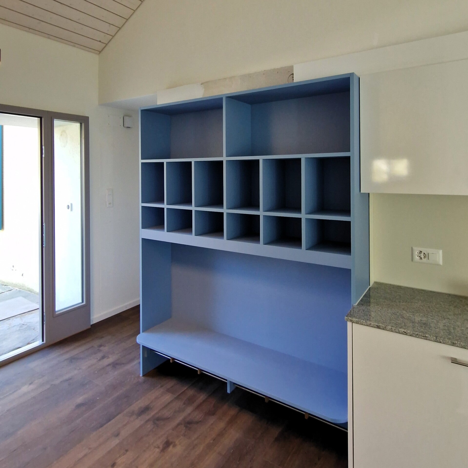 Garderobenmöbel einer Kita, in ansprechendem Blau und mit praktischer Unterteilung