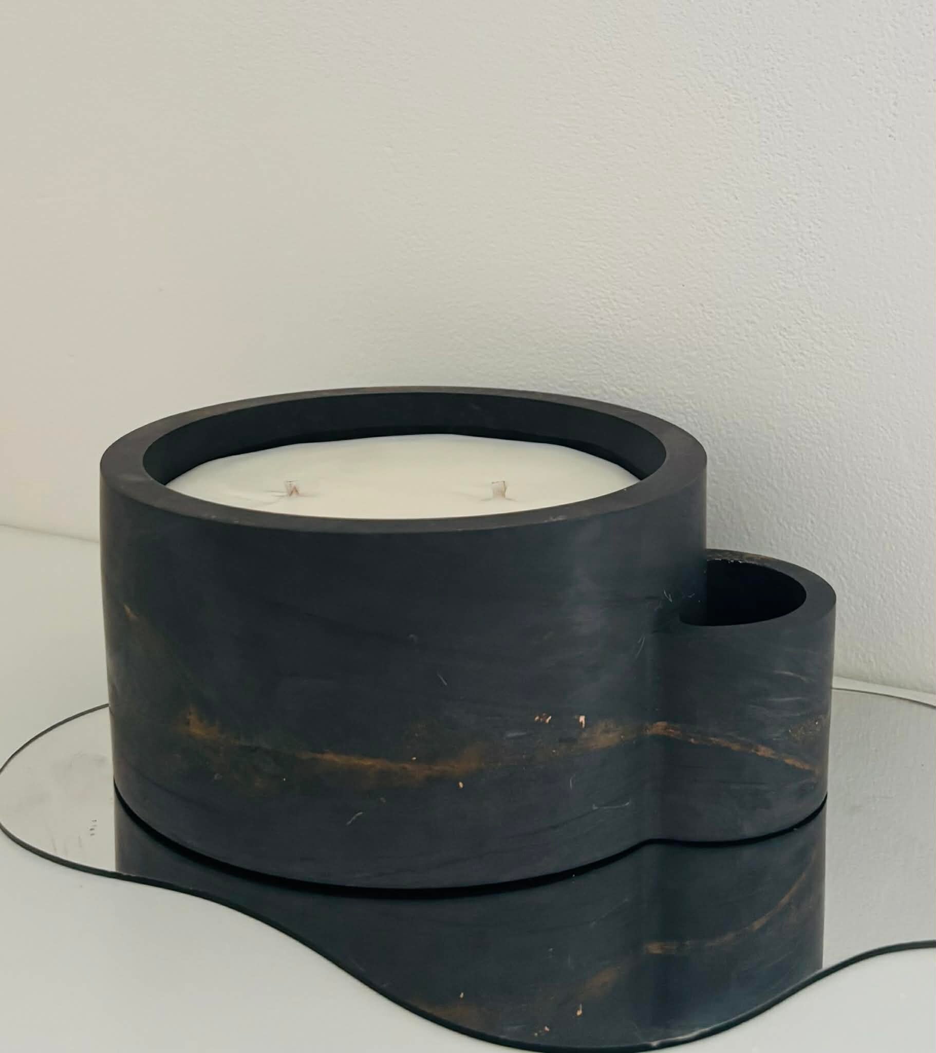 Kaarsenpot met geïntrigeerde luciferhouder