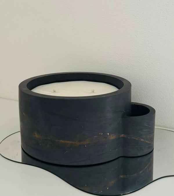 Kaarsenpot met geïntrigeerde luciferhouder