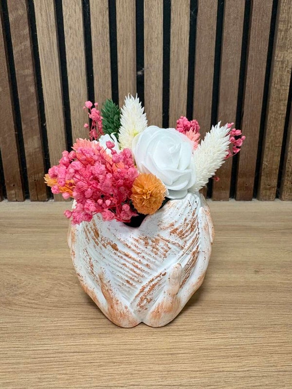 Handen omarmen je bloempjes