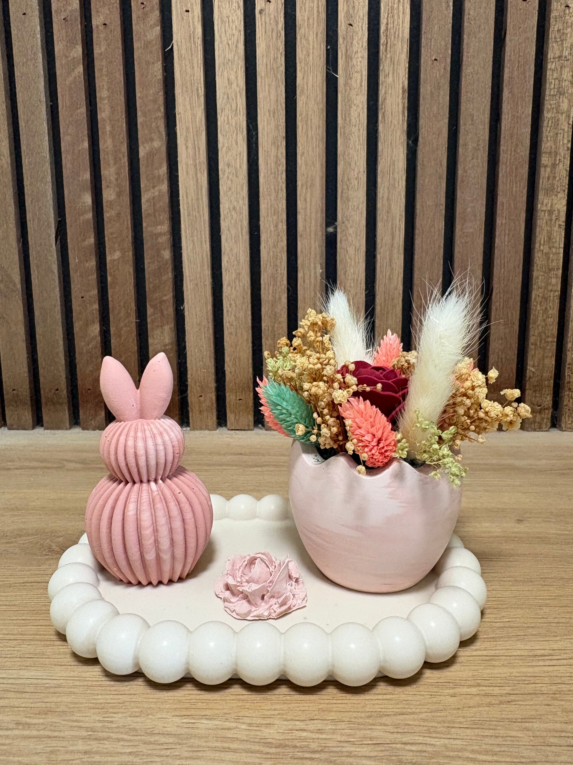 Konijntje met bloemenpotje