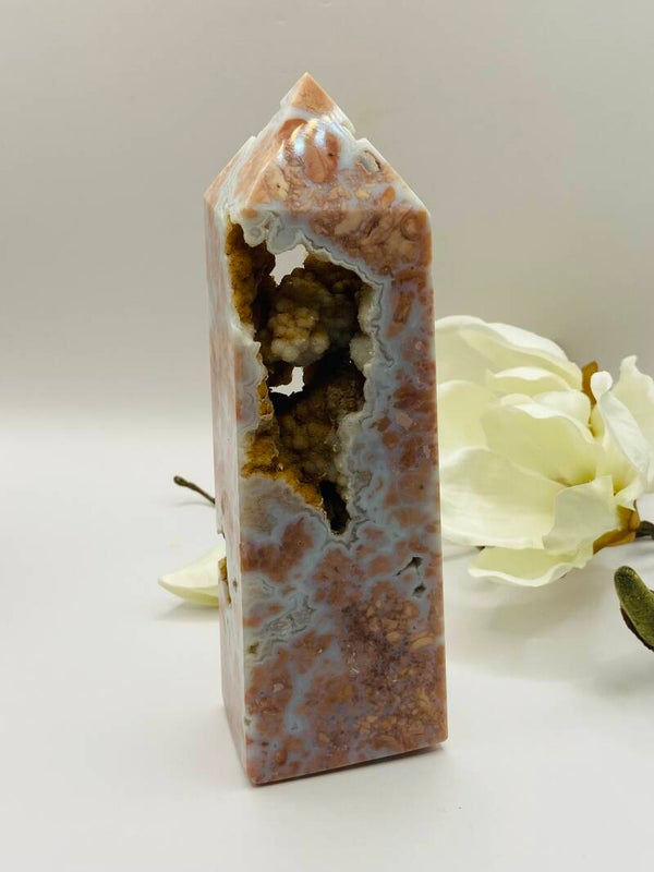 Großer Pinker Achat Obelisk mit Druzys Nr. 2