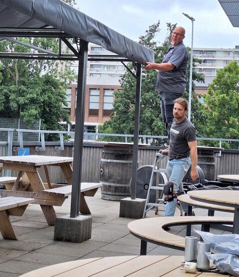 Plaatsen van doek voor overkapping horeca