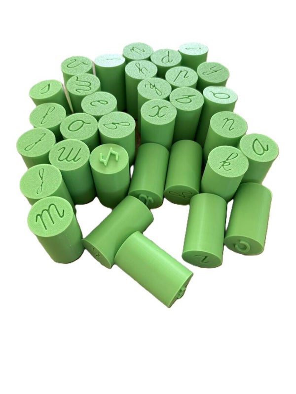 Letter stempel (schrijfletter met zichbare letter bovenaan)