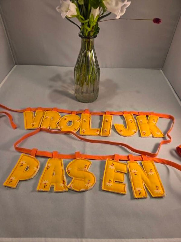 letterslinger -VROLIJK PASEN-