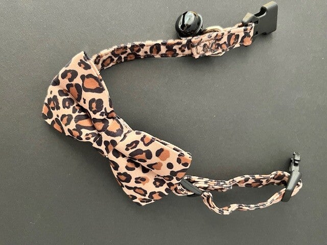bruine Halsband met afneembare Strik & panterprint – Met Belletje
