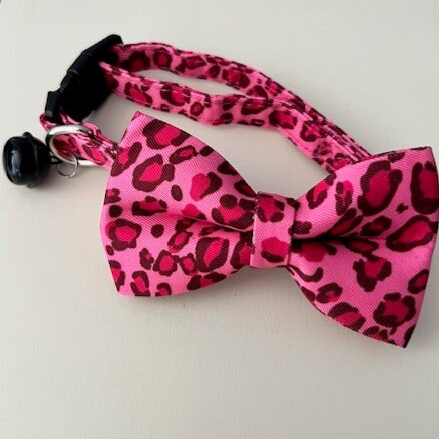 Roze Halsband met afneembare Strik & panterprint – Met Belletje