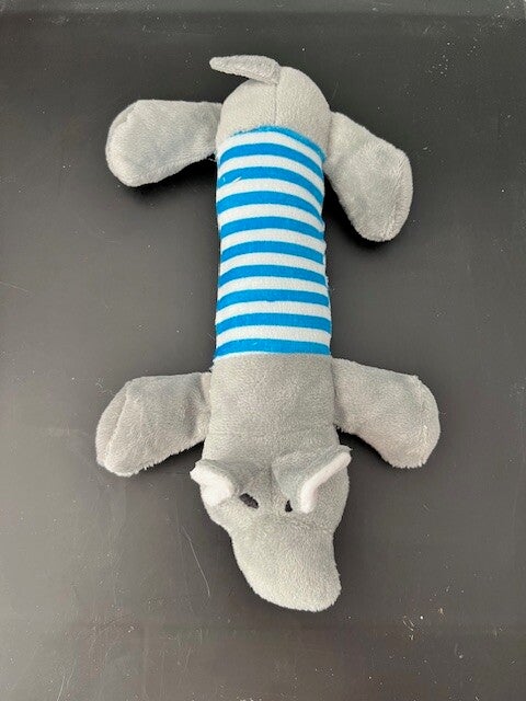 Grijze piep olifant in streepjespak