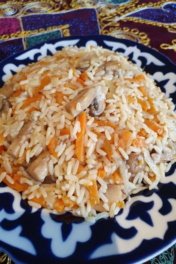 Vegetarische plov met champignons, bezorging op verzoek