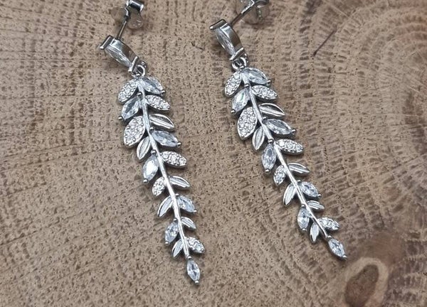 925 zilveren, oorbel hangers blaadjes met zirconia steentjes.