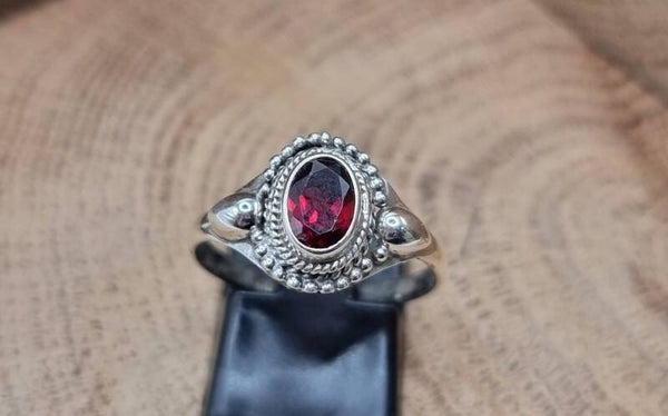 925 zilveren, ring met Granaat. Maat 18.5
