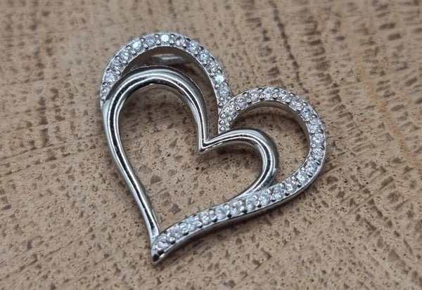 925 zilveren, hart hanger met zirconia steentjes.