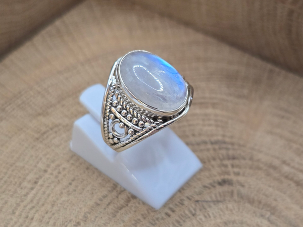 925 zilveren,  ring met Maansteen. Maat 17.5