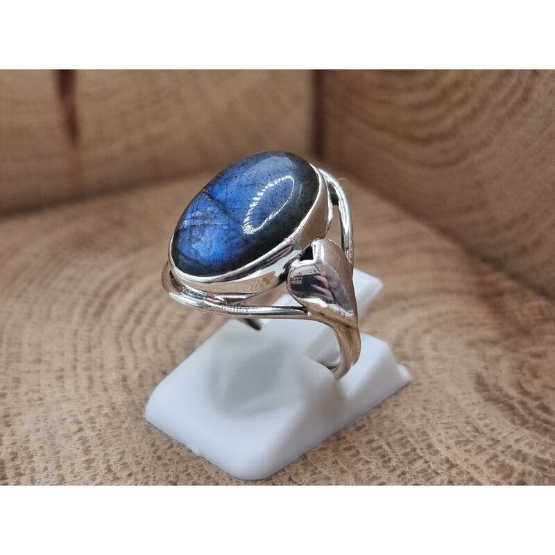 925 zilveren,  ring met Labradoriet en hartjes aan de zijkant, maat 17