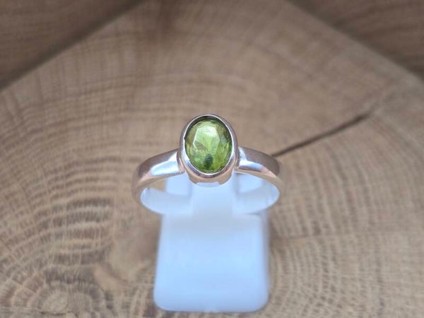 925 zilveren, ring met Peridoot maat 18.5