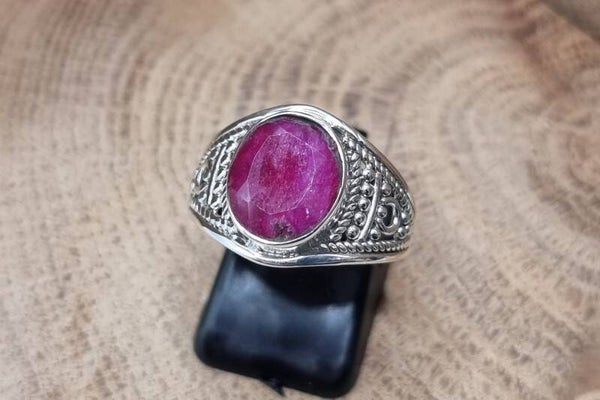 925 zilveren ring met Robijn. Maat 18.5