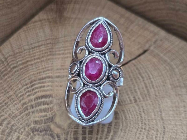 925 zilveren ring met Robijn. Maat 17.5