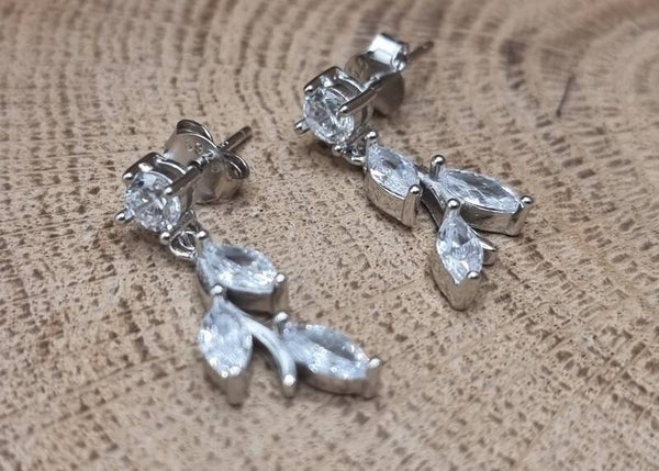 925 zilveren, oorstekers blaadjes met zirconia steentjes.