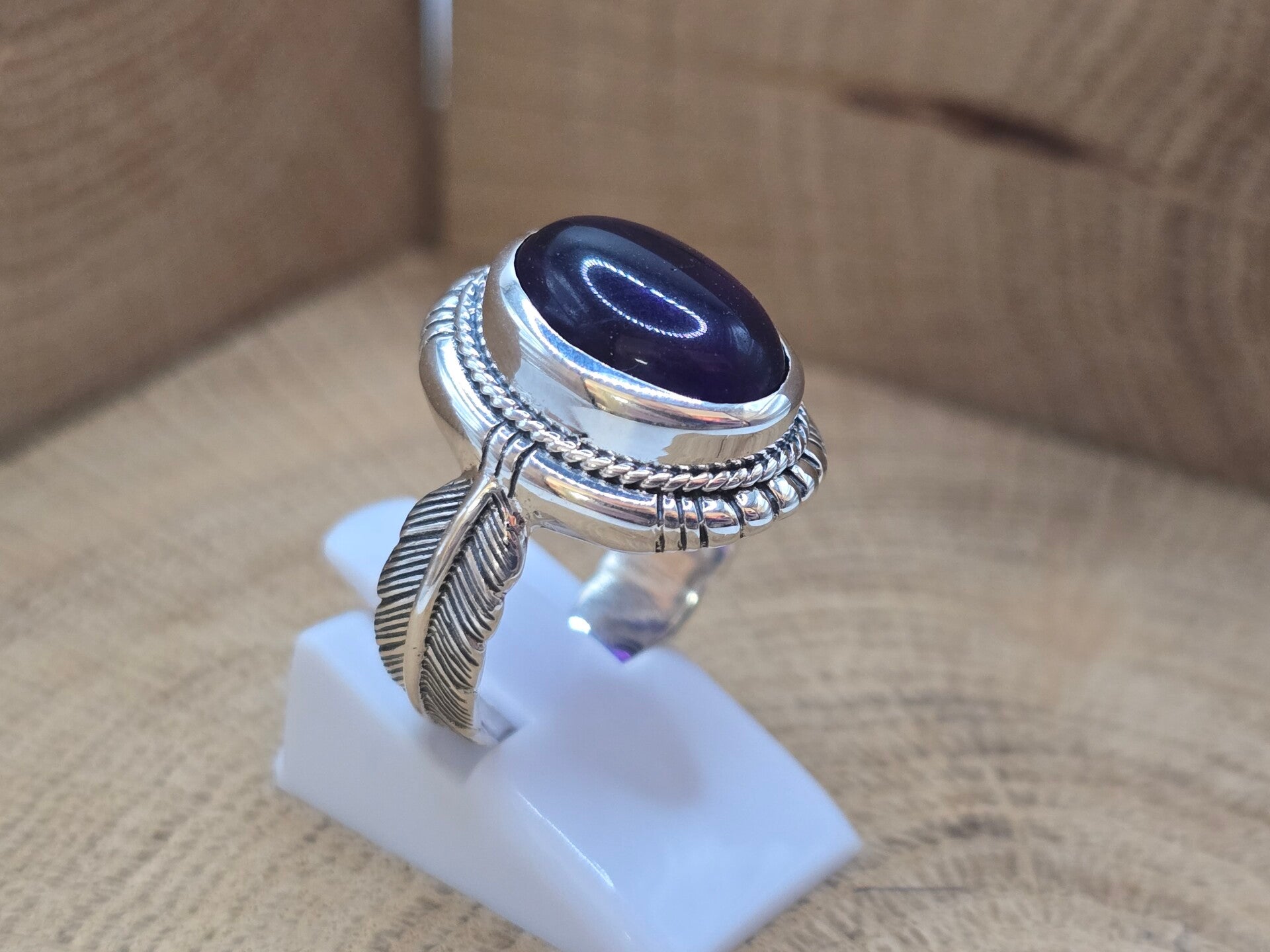 925 zilveren, ring met veer band en Amethist steen. Maat 18.5