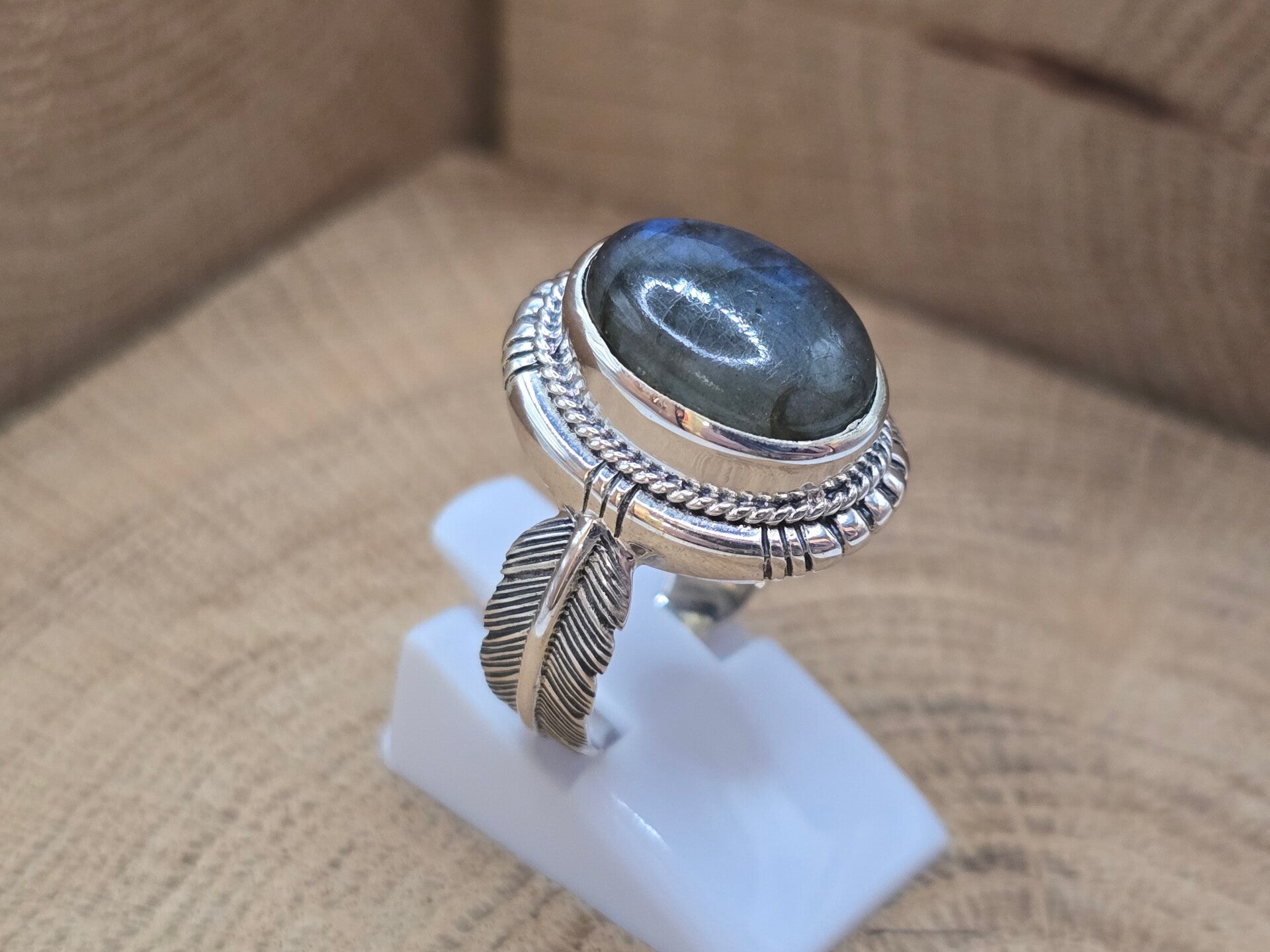 925 zilveren, ring met veer band en Labradoriet steen. Maat 18.5