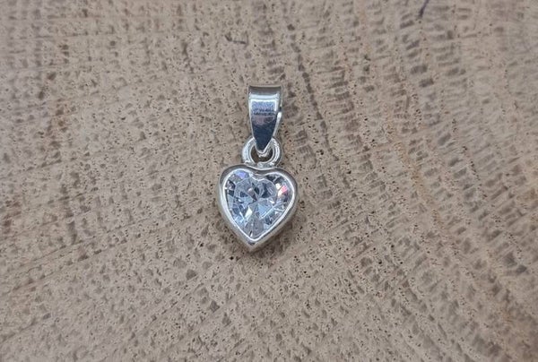 925 zilveren, hartje met witte zirconia steen hanger.
