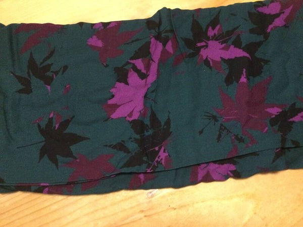 Viscose 150x140 cm met paarse bloemen