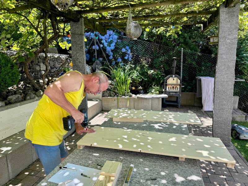 Der Chef bei der Arbeit: Hier übernimmt der Fachmann die Regie am Akkuschrauber