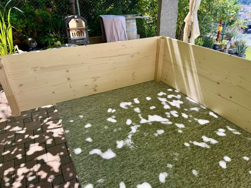 iEin schattiges Plätzchen unter der Pergola – auch wenn die Sonne noch etwas durch die Blätter blinzelt.