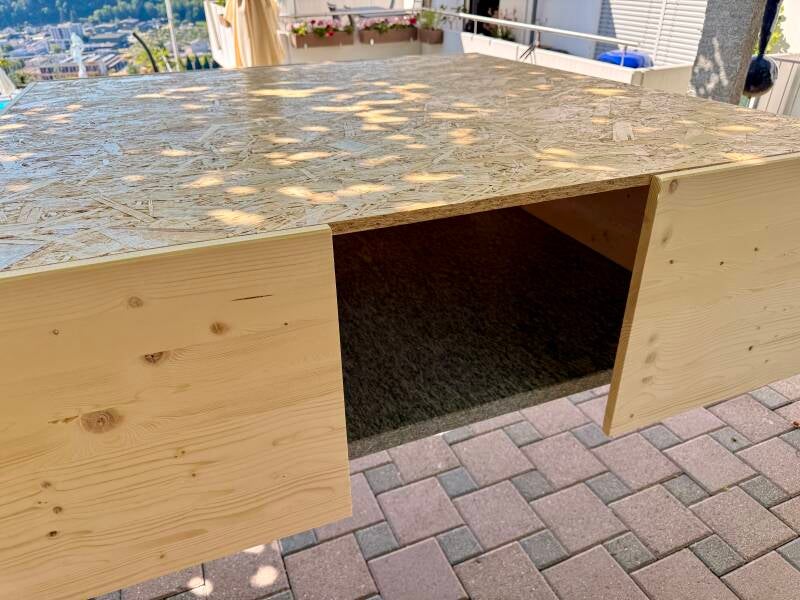 Ein wichtiger Meilenstein geschafft: Der stabile Boden ist fest montiert