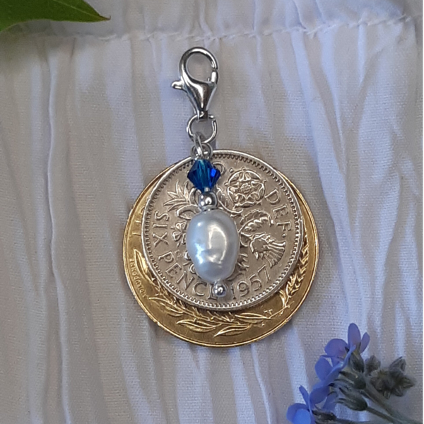 Charm Perle & 6 pence