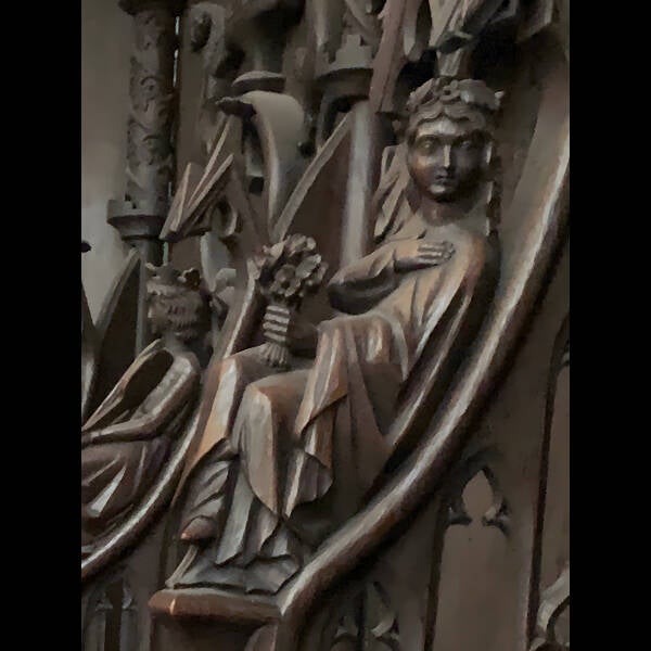 Frauenfigur auf einer Zwischenwange im Chorgestühl des Erfurter Doms