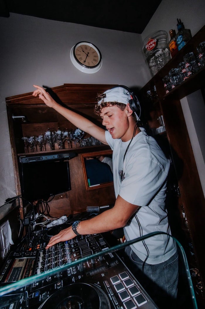 DJ Gies achter de draaitafels