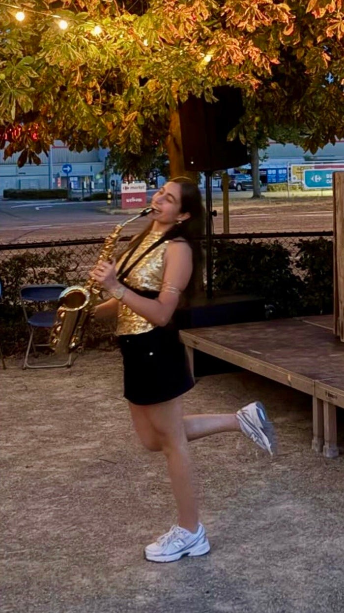 Eliza speelt live saxofoon op een feest