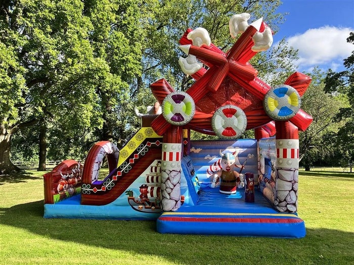 Springkasteel Viking met glijbaan