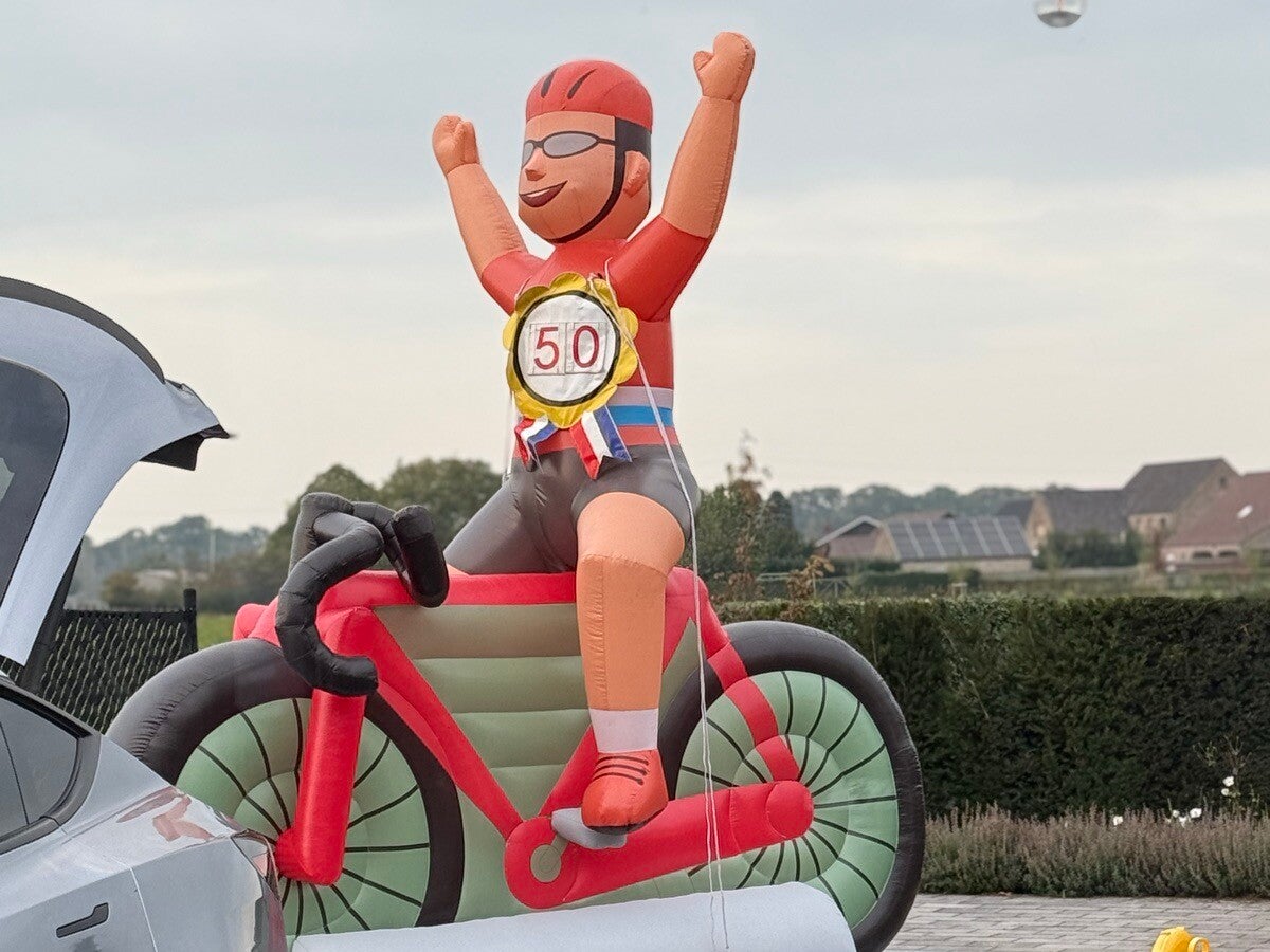 Opblaasbare wielrenner Abraham met 50-medaille