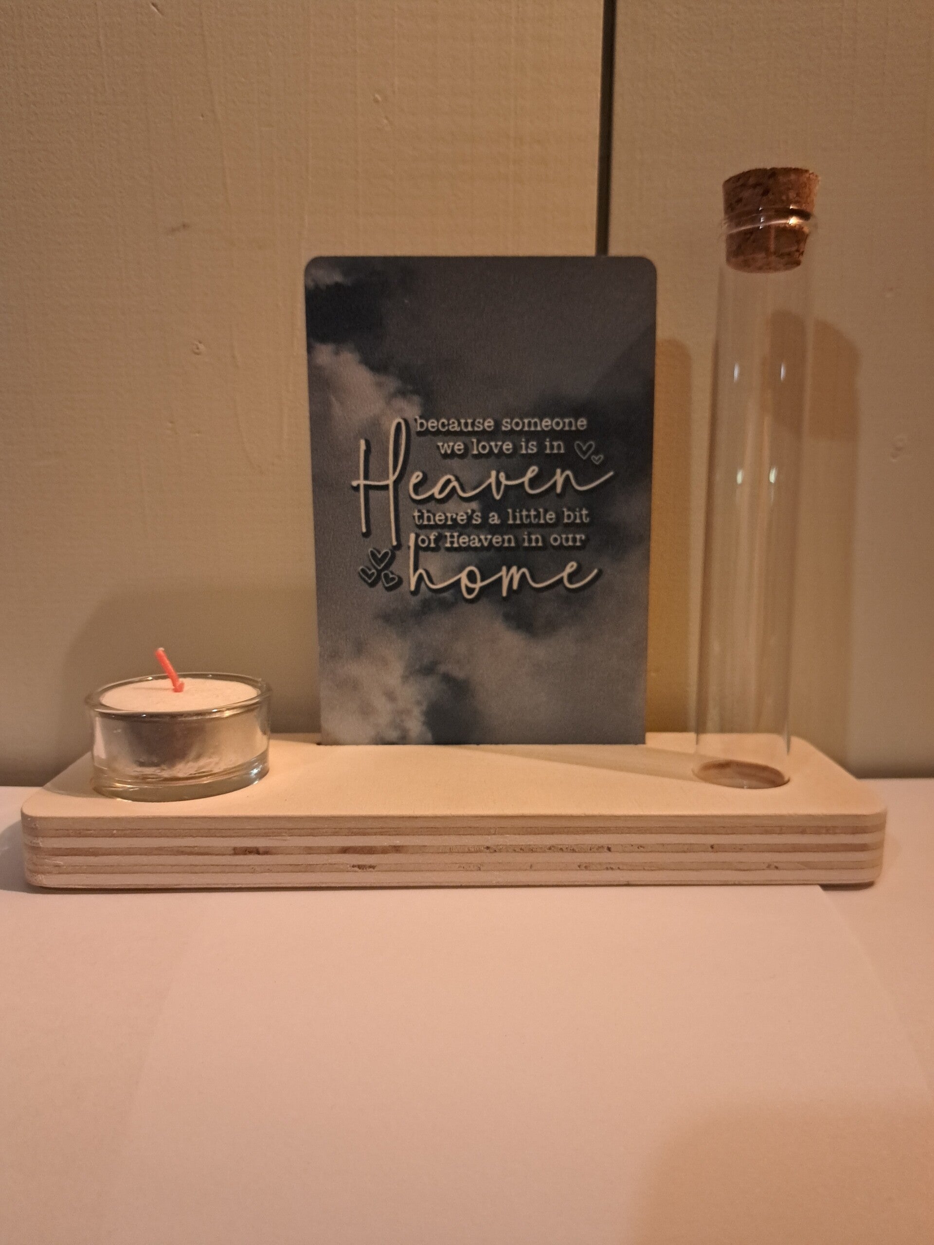 Houten gedenk plekje met lichtje en buisje