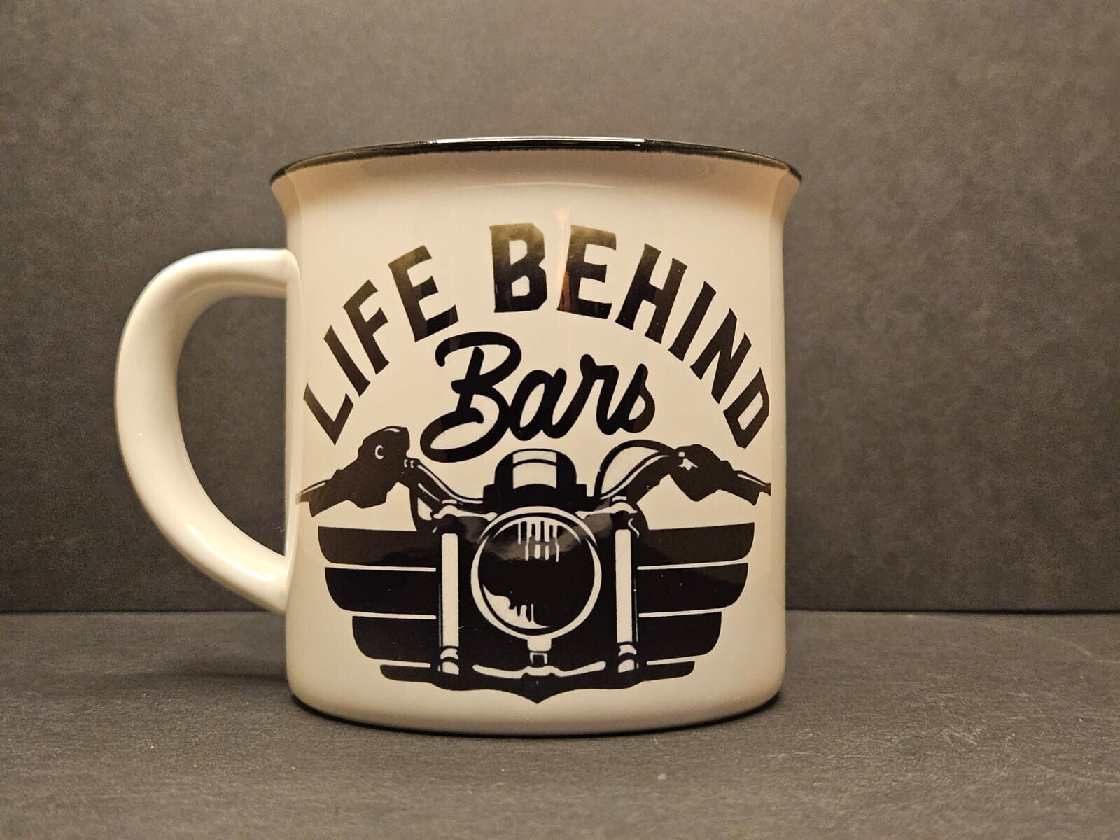 Beker met zwarte rand Life behind Bars