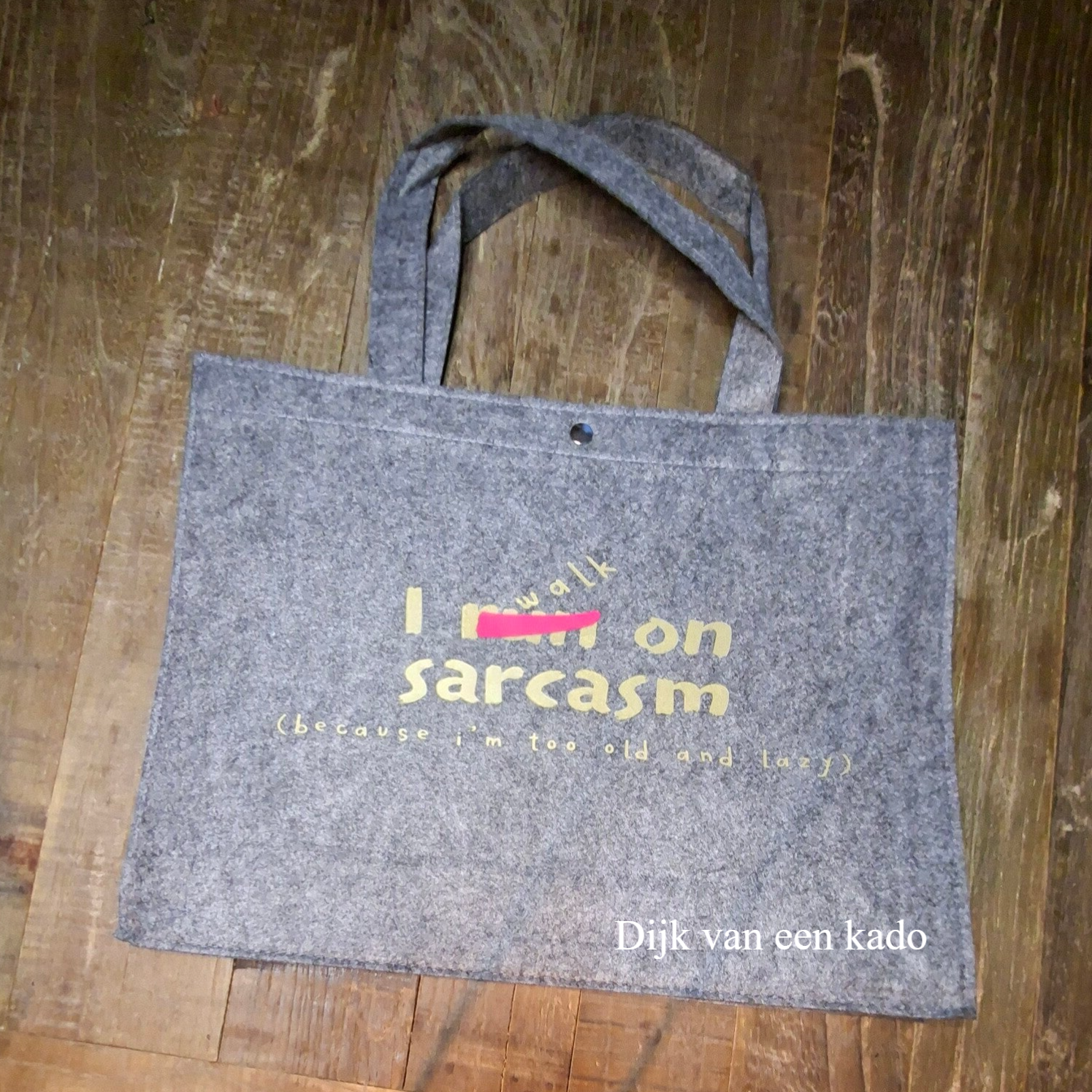 Vilten tas: I walk on SARCASM in goud vinyldruk